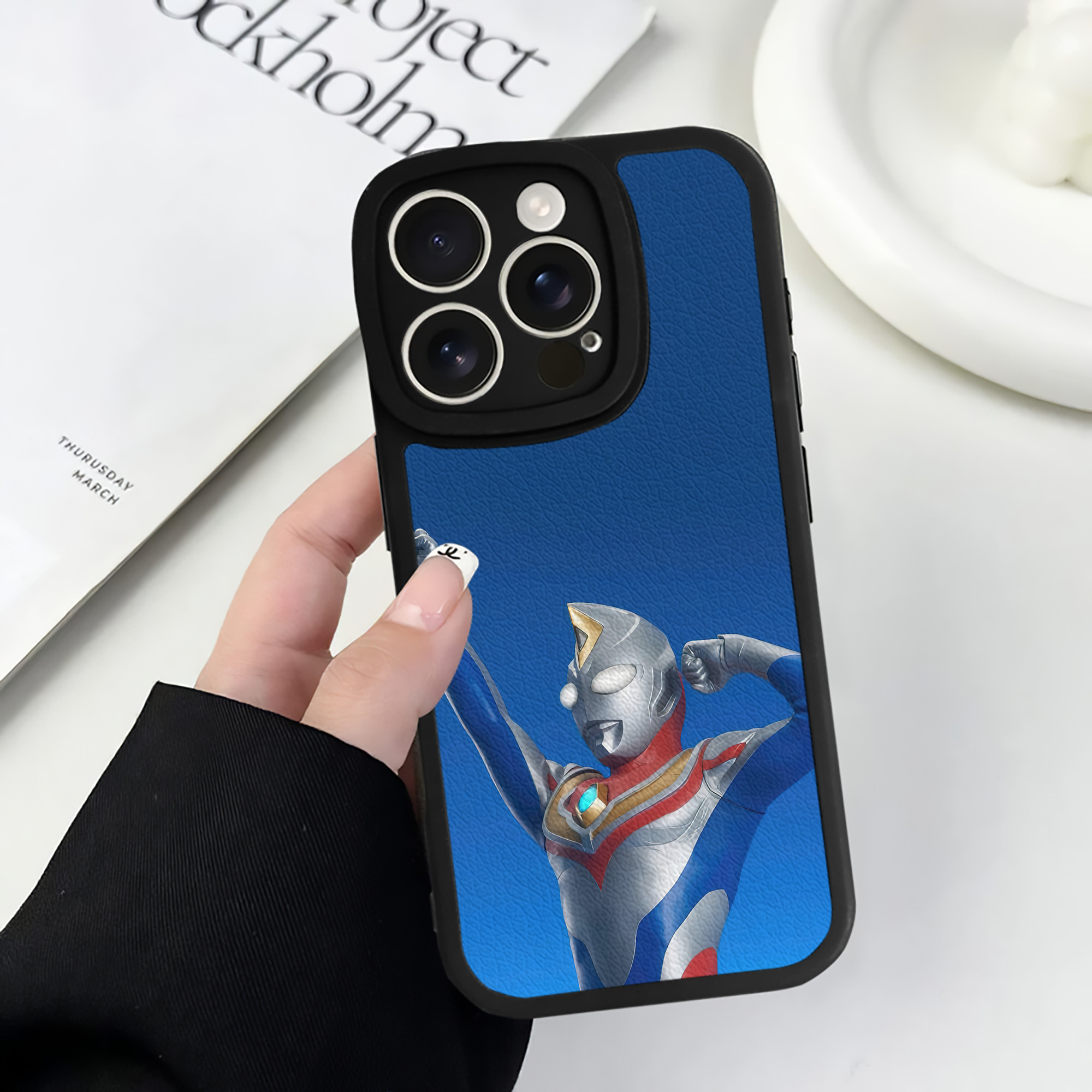 （画像用） ウルトラマン Ultraman 【iPhone 16シリーズ対応】シリコンスマホケース（レザー調） 材質：シリコン